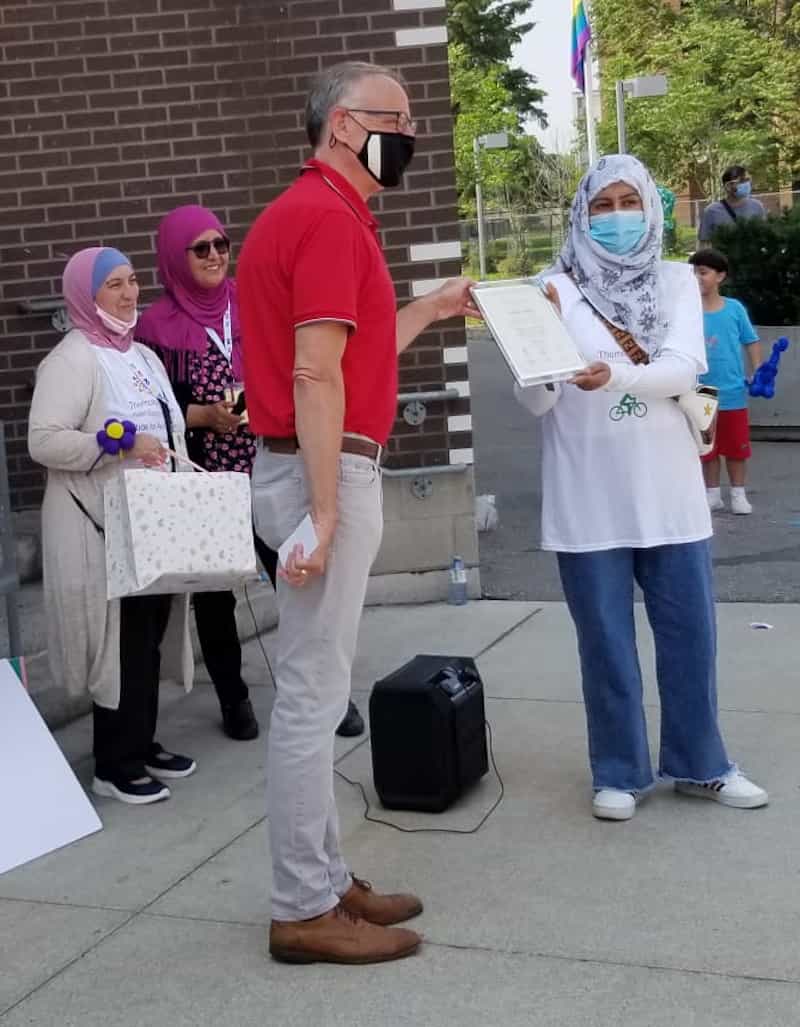 MP Rob Oliphant presents Outstanding Participant award to Ghotai Shirzad who rode the Thorncliffe Park Drive bike lanes 150 times!