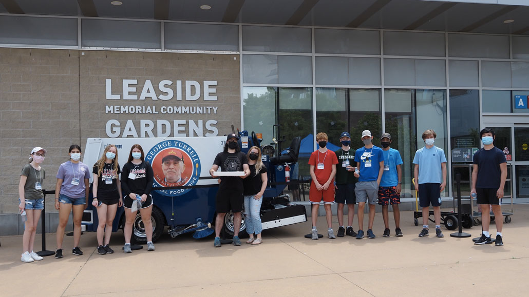 In June, the LMCG, together with volunteers from its user groups (Leaside Hockey Association, Leaside Skating Club, Toronto Leaside Girls Hockey Association, Hockey Extreme) and the community, hosted a food drive in honour of the “King of Leaside” – George Turrell. As a result, 47 boxes of food were delivered to Thorncliffe Park’s TNO Food Bank. Conspiracy Pizza provided lunch for the volunteers. Photo from LMCG.