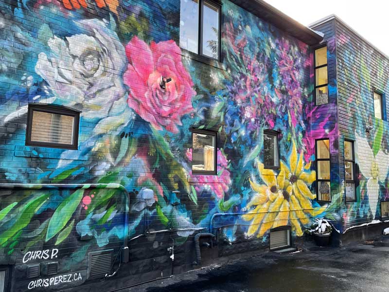 Side angle of the Leaside Children's house mural. Photo by Jim Karaiskakas.