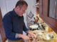 Mike Crombie making fegatini con le uova.